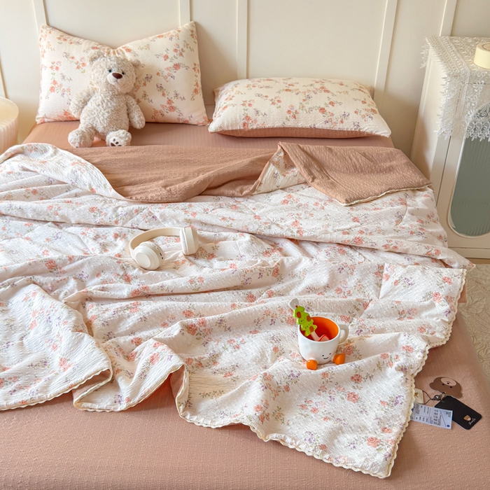 91家纺网 家纺一手货源 找家纺 梦舒阳 2026新款泡芙棉夏被花边款泡芙纱夏凉被四件套空调被带小熊吊牌 暖阳