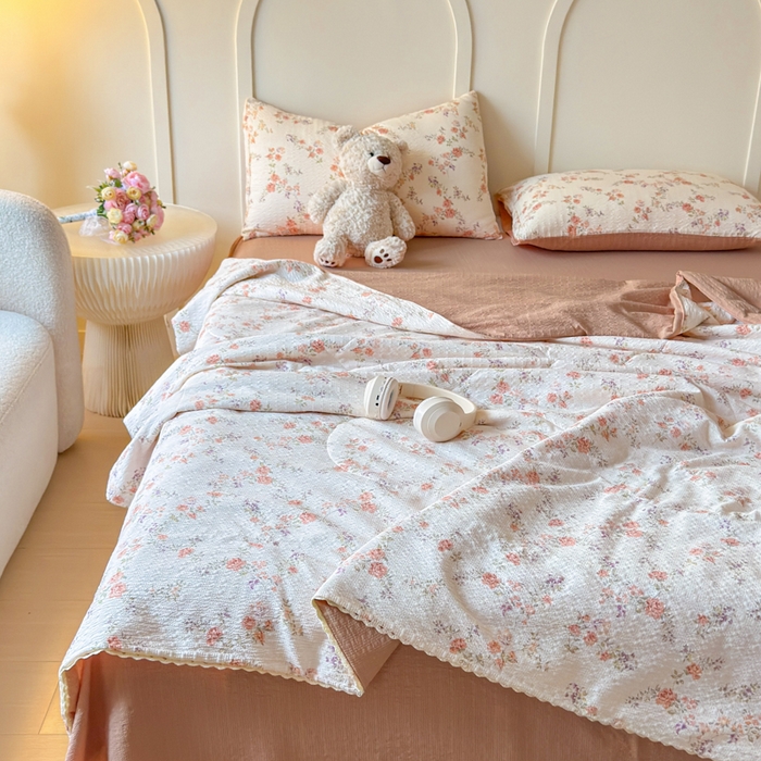 91家纺网 家纺一手货源 找家纺 梦舒阳 2026新款泡芙棉夏被花边款泡芙纱夏凉被四件套空调被带小熊吊牌 暖阳