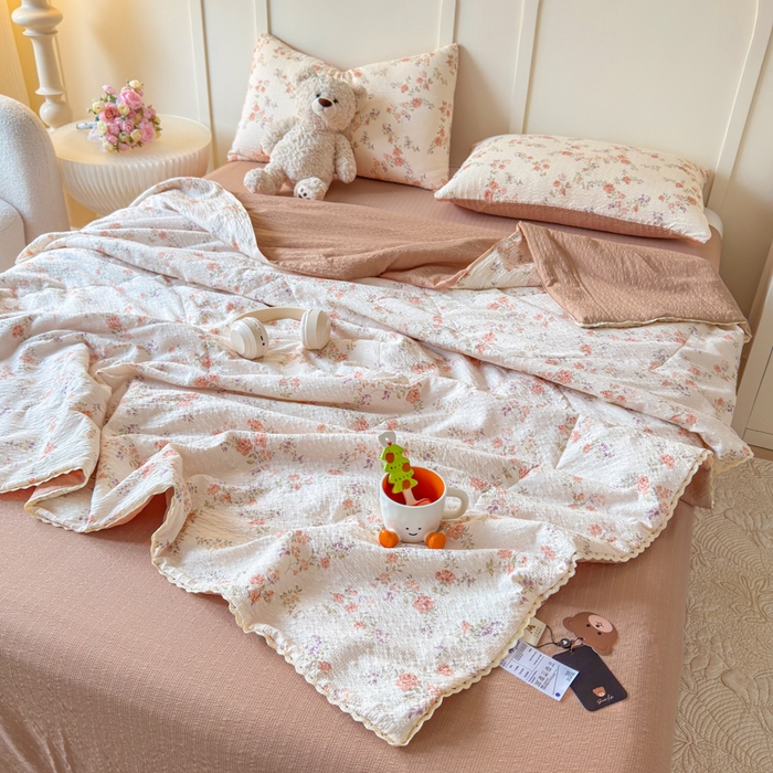91家纺网 家纺一手货源 找家纺 梦舒阳 2026新款泡芙棉夏被花边款泡芙纱夏凉被四件套空调被带小熊吊牌 暖阳