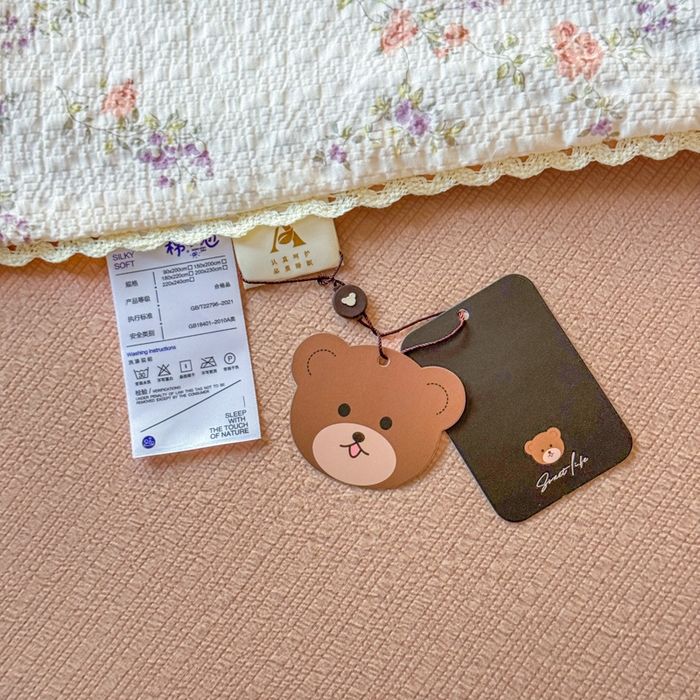 91家纺网 家纺一手货源 找家纺 梦舒阳 2026新款泡芙棉夏被花边款泡芙纱夏凉被四件套空调被带小熊吊牌 暖阳