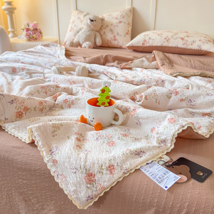 91家纺网 家纺一手货源 找家纺 梦舒阳 2026新款泡芙棉夏被花边款泡芙纱夏凉被四件套空调被带小熊吊牌 暖阳