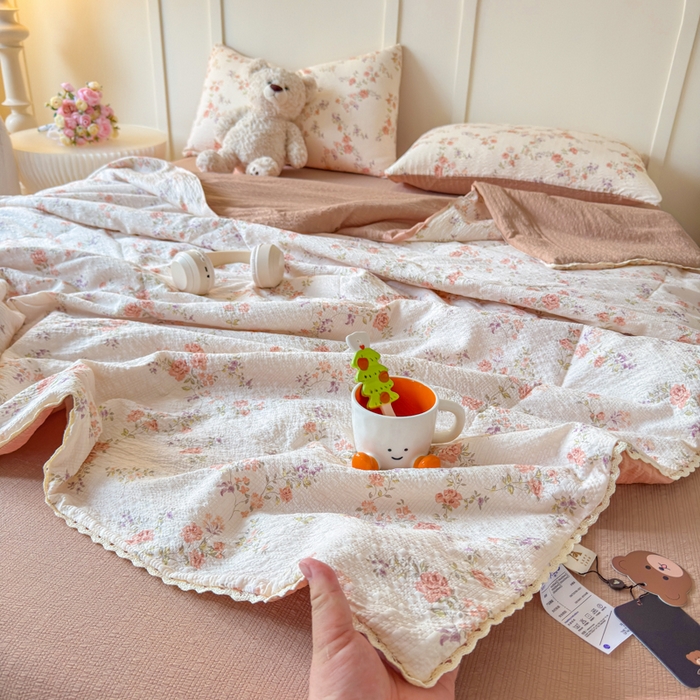 91家纺网 家纺一手货源 找家纺 梦舒阳 2026新款泡芙棉夏被花边款泡芙纱夏凉被四件套空调被带小熊吊牌 暖阳