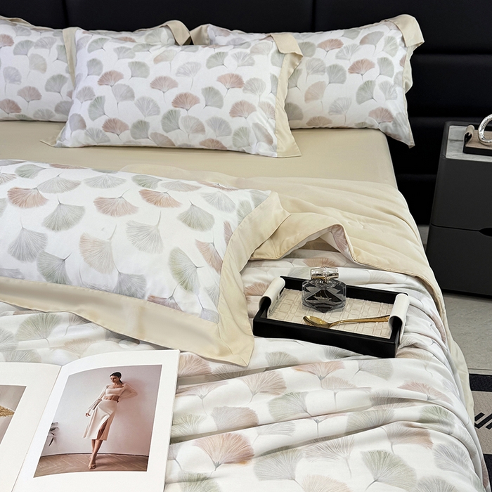 91家纺网 家纺一手货源 找家纺 玉相逢 2026春夏新款莱赛尔天丝夏被嵌绳款数码印花单夏被夏被四件套 林间秘信