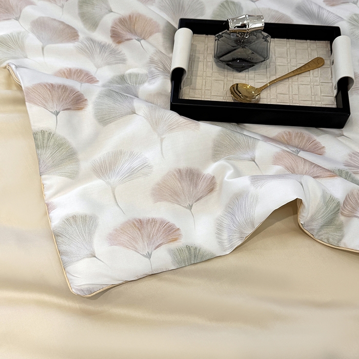 91家纺网 家纺一手货源 找家纺 玉相逢 2026春夏新款莱赛尔天丝夏被嵌绳款数码印花单夏被夏被四件套 林间秘信