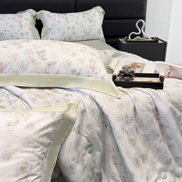 91家纺网 家纺一手货源 找家纺 玉相逢 2026春夏新款莱赛尔天丝夏被嵌绳款数码印花单夏被夏被四件套 念池花