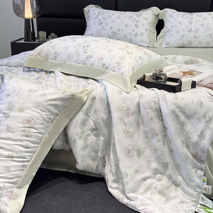91家纺网 家纺一手货源 找家纺 玉相逢 2026春夏新款莱赛尔天丝夏被嵌绳款数码印花单夏被夏被四件套 念池花