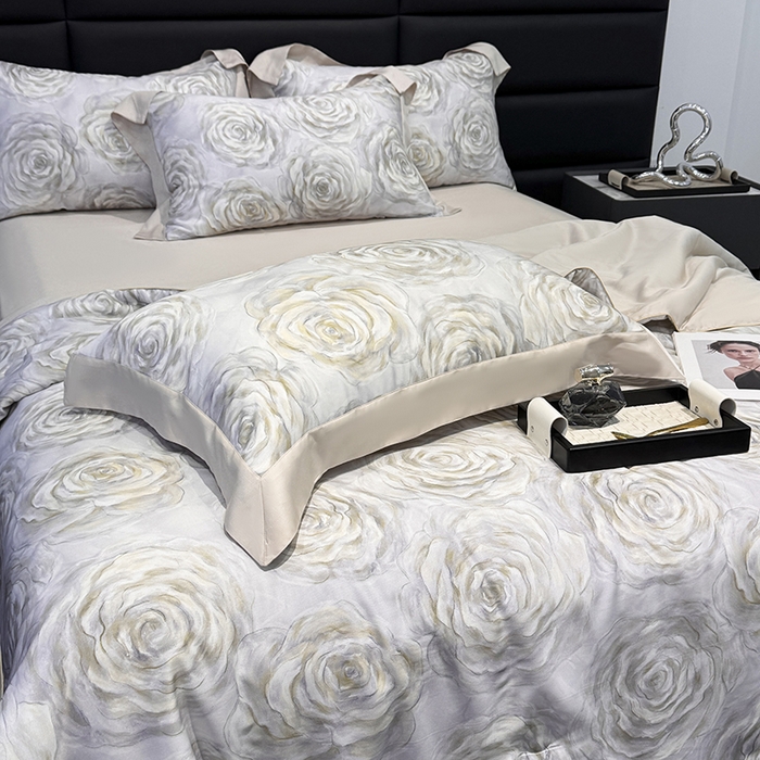 91家纺网 家纺一手货源 找家纺 玉相逢 2026春夏新款莱赛尔天丝夏被嵌绳款数码印花单夏被夏被四件套 松绿玫瑰