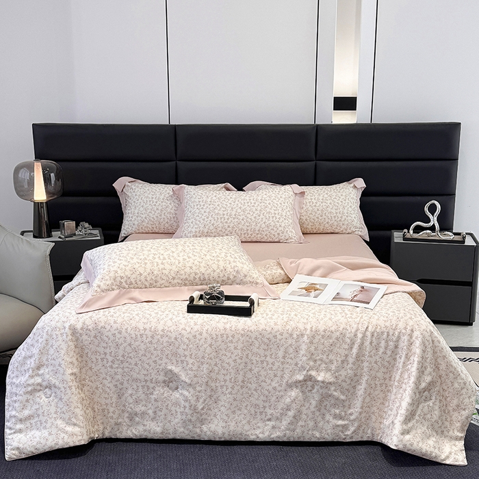 91家纺网 家纺一手货源 找家纺 玉相逢 2026春夏新款莱赛尔天丝夏被嵌绳款数码印花单夏被夏被四件套 溪涧花