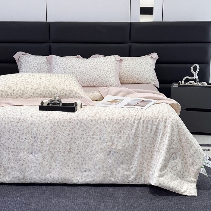 91家纺网 家纺一手货源 找家纺 玉相逢 2026春夏新款莱赛尔天丝夏被嵌绳款数码印花单夏被夏被四件套 溪涧花