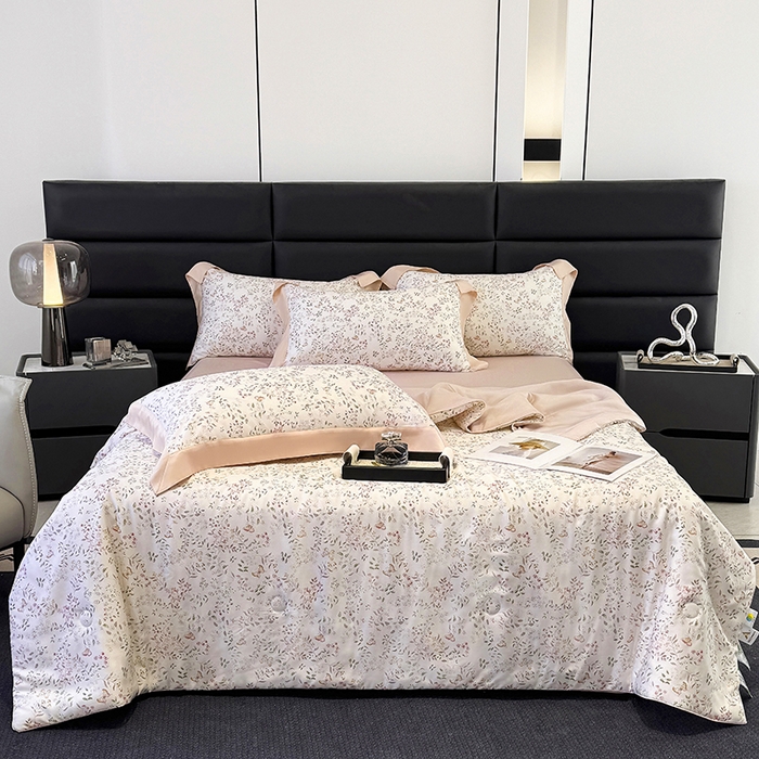 91家纺网 家纺一手货源 找家纺 玉相逢 2026春夏新款莱赛尔天丝夏被嵌绳款数码印花单夏被夏被四件套 吟禾暮