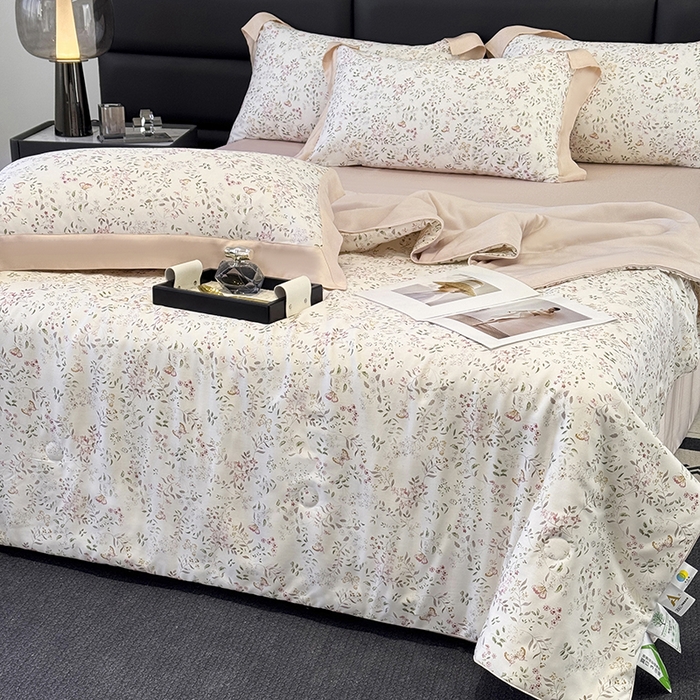 91家纺网 家纺一手货源 找家纺 玉相逢 2026春夏新款莱赛尔天丝夏被嵌绳款数码印花单夏被夏被四件套 吟禾暮