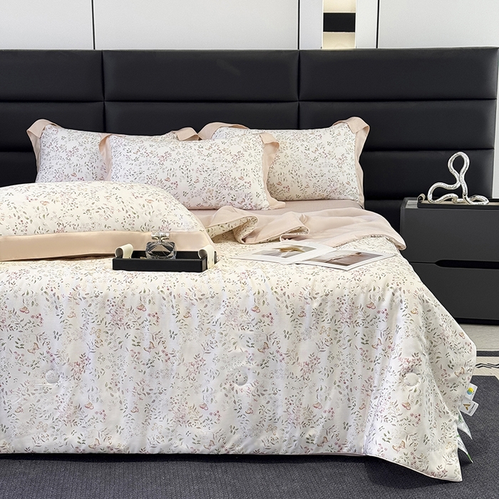 91家纺网 家纺一手货源 找家纺 玉相逢 2026春夏新款莱赛尔天丝夏被嵌绳款数码印花单夏被夏被四件套 吟禾暮