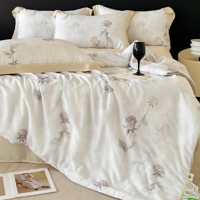 91家纺网 家纺一手货源 找家纺 玉相逢 2026春夏新款莱赛尔天丝夏被嵌绳款数码印花单夏被夏被四件套 玫瑰絮语