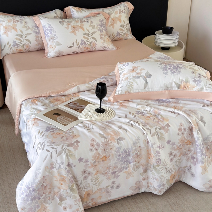 91家纺网 家纺一手货源 找家纺 玉相逢 2026春夏新款莱赛尔天丝夏被嵌绳款数码印花单夏被夏被四件套 雾粉花信