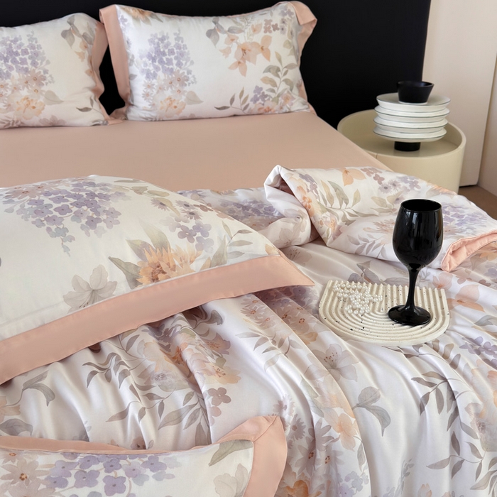 91家纺网 家纺一手货源 找家纺 玉相逢 2026春夏新款莱赛尔天丝夏被嵌绳款数码印花单夏被夏被四件套 雾粉花信