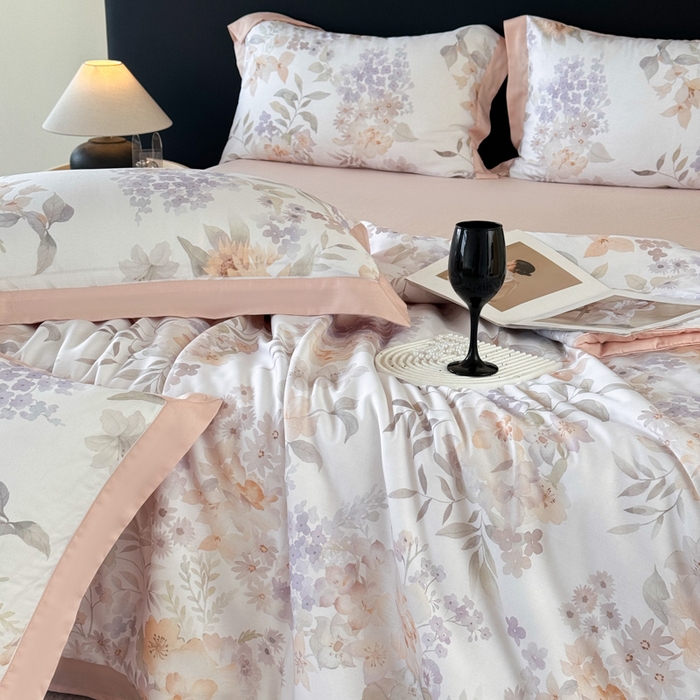 91家纺网 家纺一手货源 找家纺 玉相逢 2026春夏新款莱赛尔天丝夏被嵌绳款数码印花单夏被夏被四件套 雾粉花信