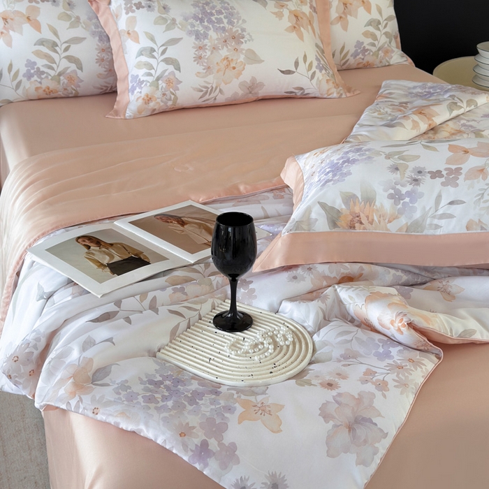 91家纺网 家纺一手货源 找家纺 玉相逢 2026春夏新款莱赛尔天丝夏被嵌绳款数码印花单夏被夏被四件套 雾粉花信