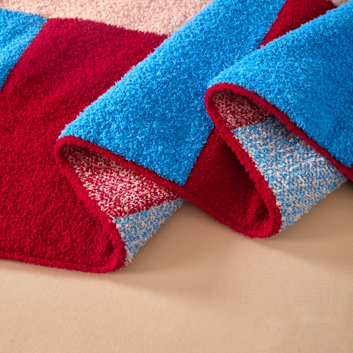 91家纺网 家纺一手货源 找家纺 航途席业 2026新款半边绒毛毯毯子 格间红蓝