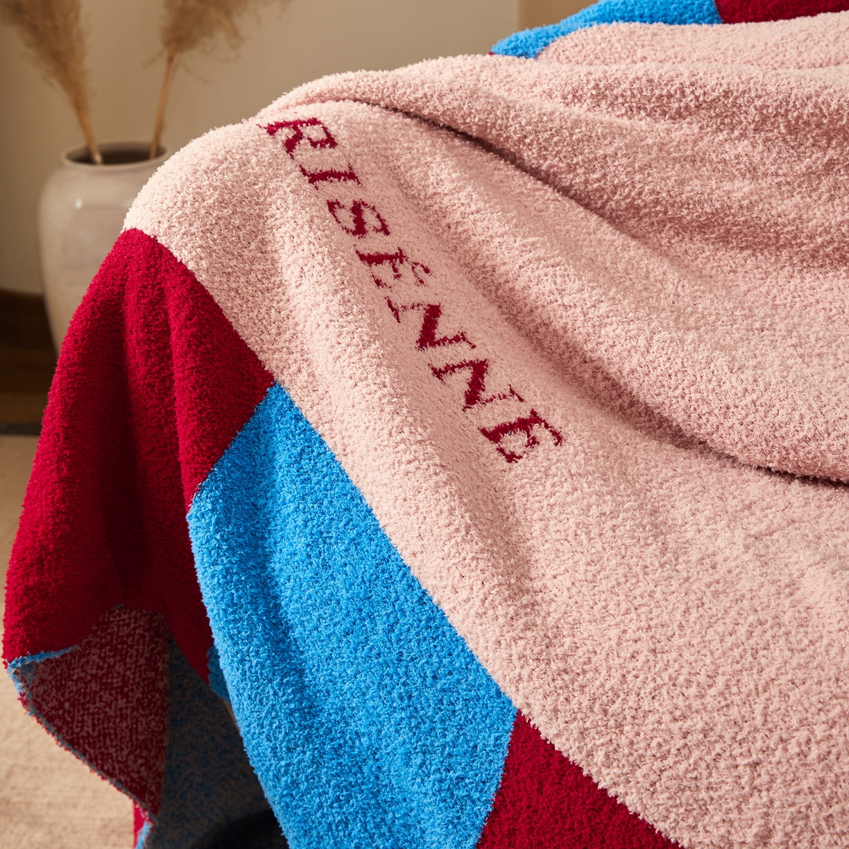 91家纺网 家纺一手货源 找家纺 航途席业 2026新款半边绒毛毯毯子 格间红蓝