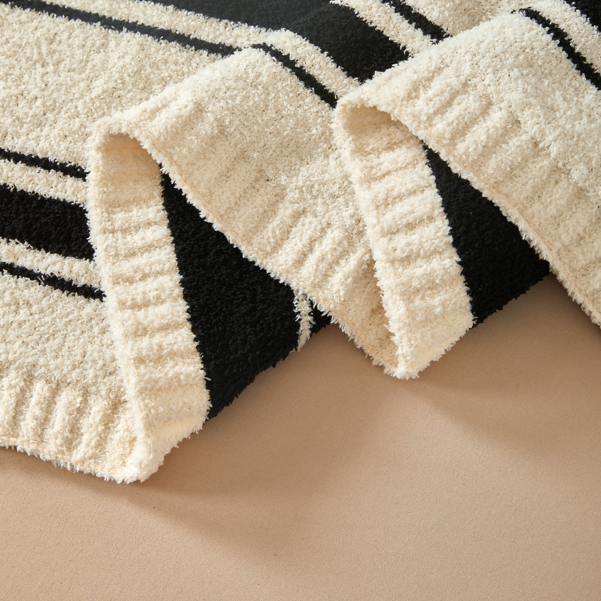 91家纺网 家纺一手货源 找家纺 航途席业 2026新款半边绒毛毯毯子 黑白简格