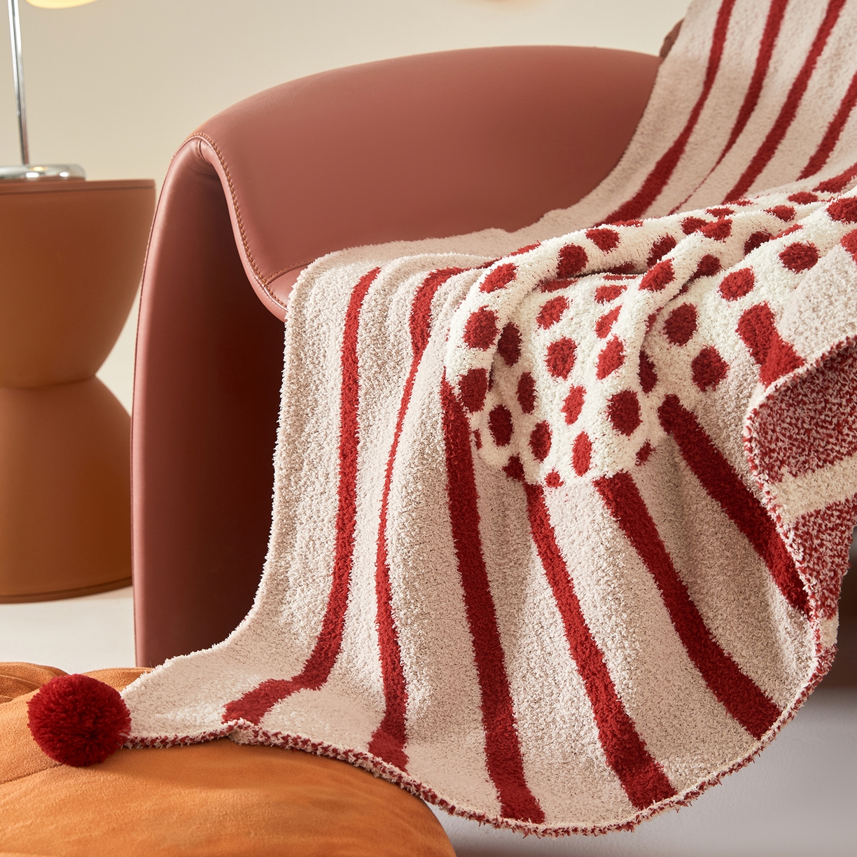 91家纺网 家纺一手货源 找家纺 航途席业 2026新款半边绒毛毯毯子 红色竖条点点