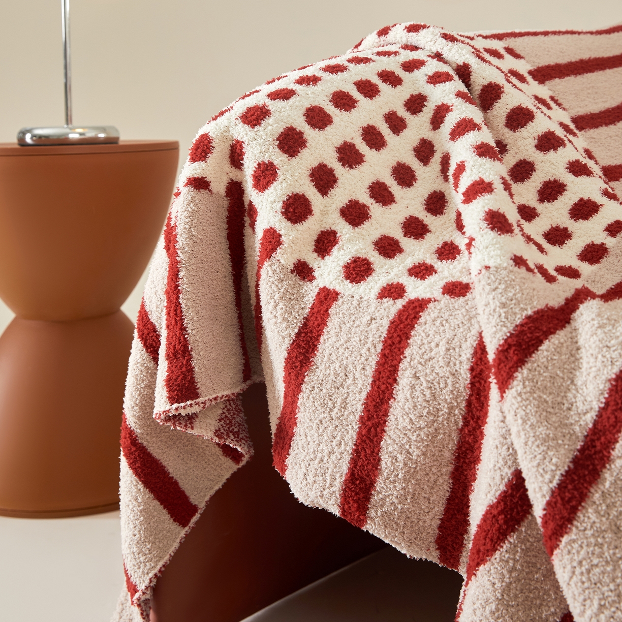 91家纺网 家纺一手货源 找家纺 航途席业 2026新款半边绒毛毯毯子 红色竖条点点