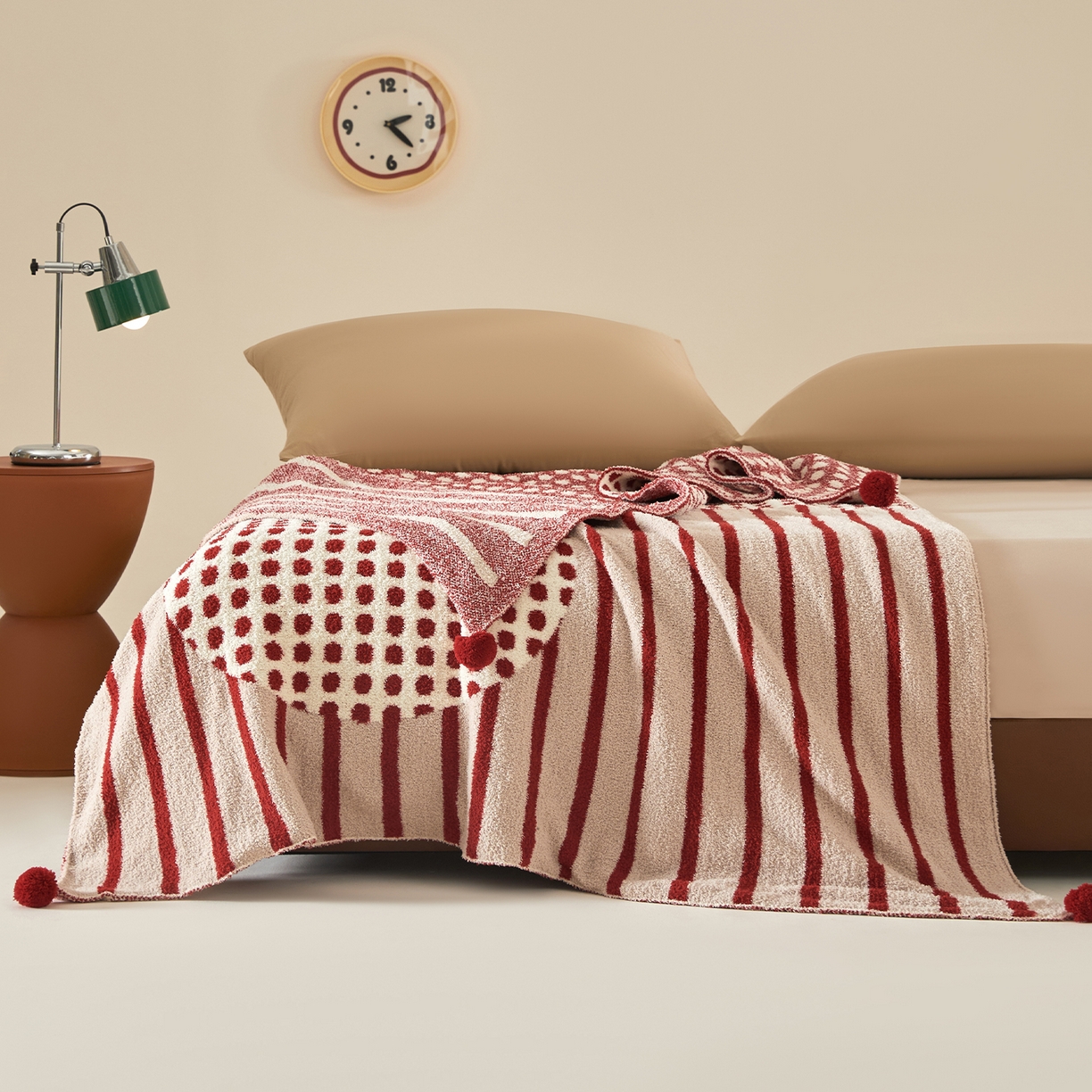 91家纺网 家纺一手货源 找家纺 航途席业 2026新款半边绒毛毯毯子 红色竖条点点