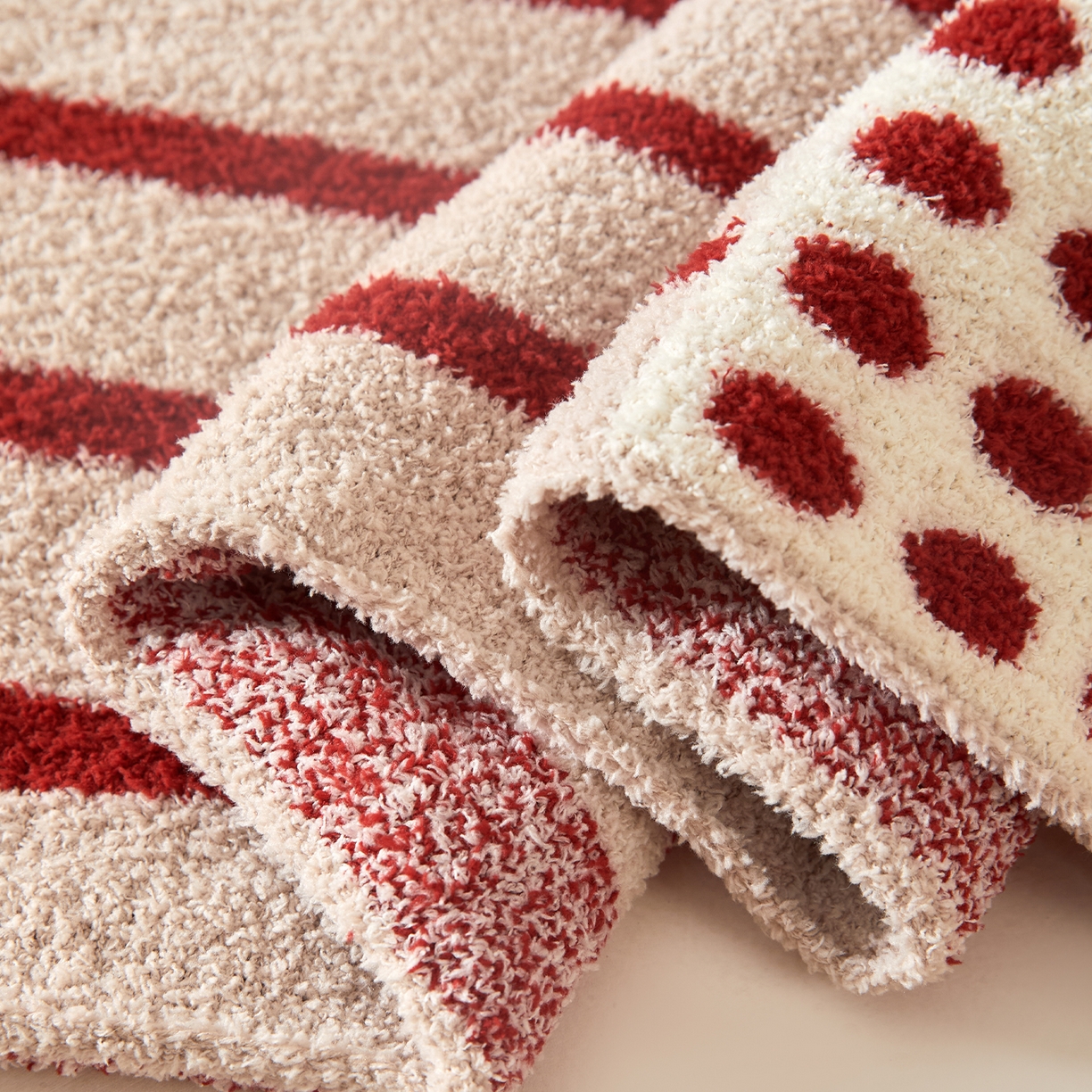 91家纺网 家纺一手货源 找家纺 航途席业 2026新款半边绒毛毯毯子 红色竖条点点