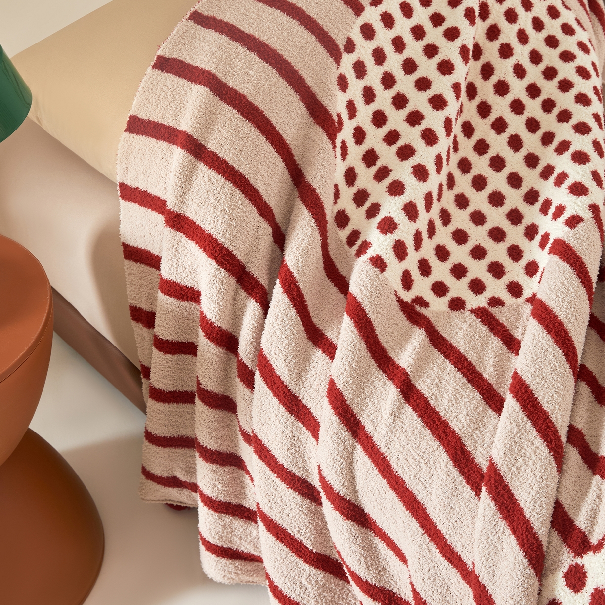 91家纺网 家纺一手货源 找家纺 航途席业 2026新款半边绒毛毯毯子 红色竖条点点