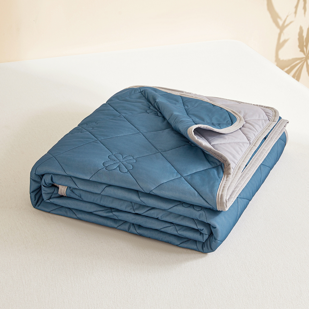 91家纺网 家纺一手货源 找家纺 （总）魅图家纺 2026新款跨境A类凉感丝夏被-英文版