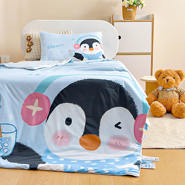 91家纺网 家纺一手货源 找家纺 御棉坊2026新款A类锦氨数码印花大版蚕丝儿童夏凉被幼儿园午睡被宝宝夏季空调被薄被子 动感企鹅