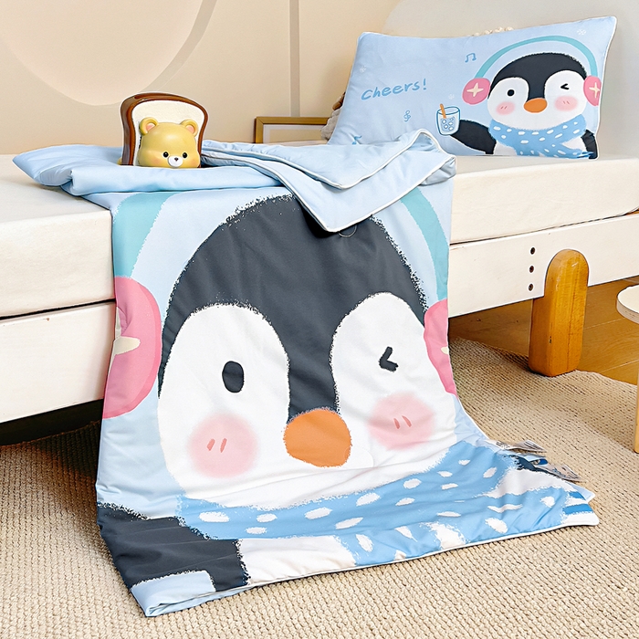 91家纺网 家纺一手货源 找家纺 御棉坊2026新款A类锦氨数码印花大版蚕丝儿童夏凉被幼儿园午睡被宝宝夏季空调被薄被子 动感企鹅