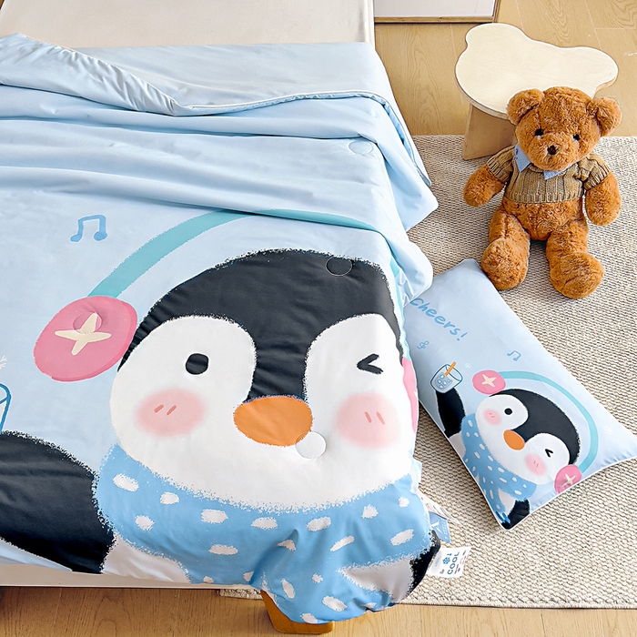 91家纺网 家纺一手货源 找家纺 御棉坊2026新款A类锦氨数码印花大版蚕丝儿童夏凉被幼儿园午睡被宝宝夏季空调被薄被子 动感企鹅