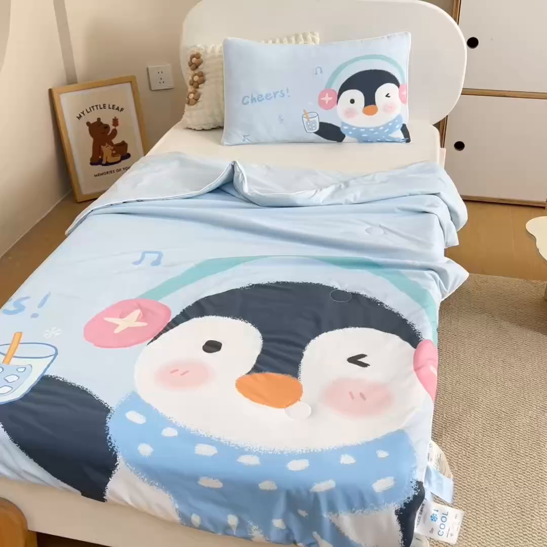 91家纺网 家纺一手货源 找家纺 御棉坊2026新款A类锦氨数码印花大版蚕丝儿童夏凉被幼儿园午睡被宝宝夏季空调被薄被子 动感企鹅