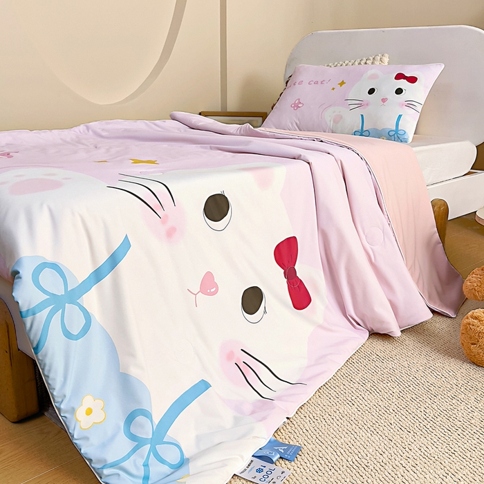 91家纺网 家纺一手货源 找家纺 御棉坊2026新款A类锦氨数码印花大版蚕丝儿童夏凉被幼儿园午睡被宝宝夏季空调被薄被子 美美猫