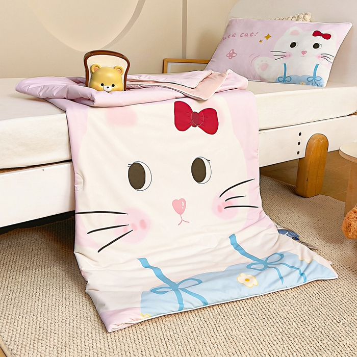 91家纺网 家纺一手货源 找家纺 御棉坊2026新款A类锦氨数码印花大版蚕丝儿童夏凉被幼儿园午睡被宝宝夏季空调被薄被子 美美猫