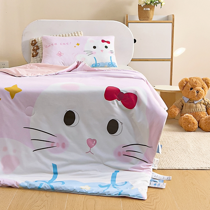 91家纺网 家纺一手货源 找家纺 御棉坊2026新款A类锦氨数码印花大版蚕丝儿童夏凉被幼儿园午睡被宝宝夏季空调被薄被子 美美猫