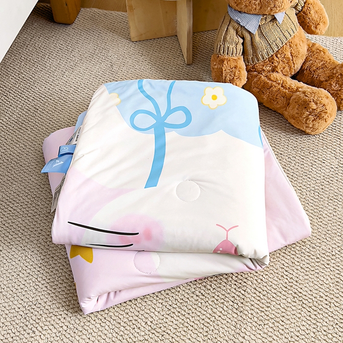 91家纺网 家纺一手货源 找家纺 御棉坊2026新款A类锦氨数码印花大版蚕丝儿童夏凉被幼儿园午睡被宝宝夏季空调被薄被子 美美猫