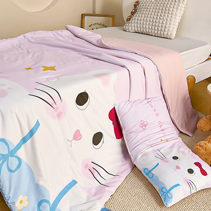 91家纺网 家纺一手货源 找家纺 御棉坊2026新款A类锦氨数码印花大版蚕丝儿童夏凉被幼儿园午睡被宝宝夏季空调被薄被子 美美猫