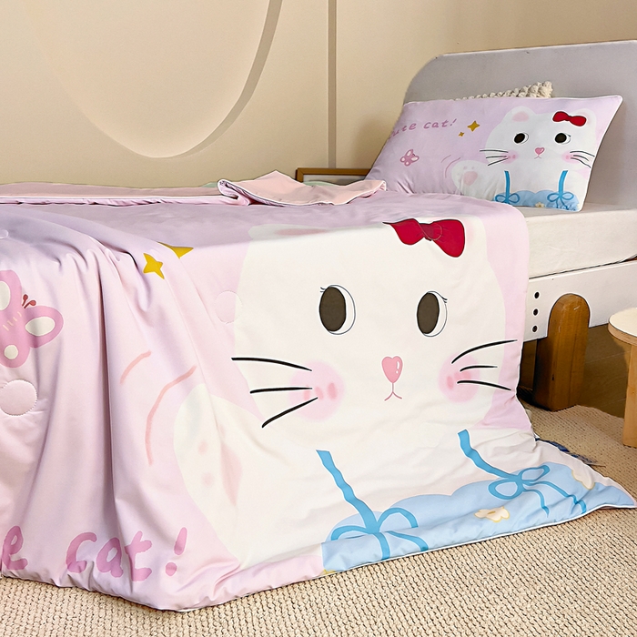 91家纺网 家纺一手货源 找家纺 御棉坊2026新款A类锦氨数码印花大版蚕丝儿童夏凉被幼儿园午睡被宝宝夏季空调被薄被子 美美猫