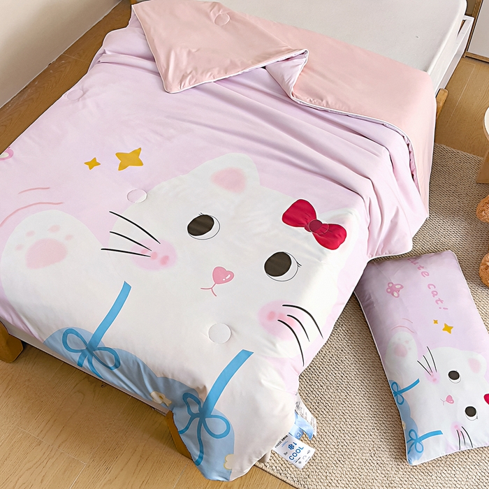 91家纺网 家纺一手货源 找家纺 御棉坊2026新款A类锦氨数码印花大版蚕丝儿童夏凉被幼儿园午睡被宝宝夏季空调被薄被子 美美猫