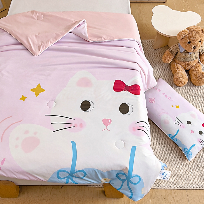 91家纺网 家纺一手货源 找家纺 御棉坊2026新款A类锦氨数码印花大版蚕丝儿童夏凉被幼儿园午睡被宝宝夏季空调被薄被子 美美猫