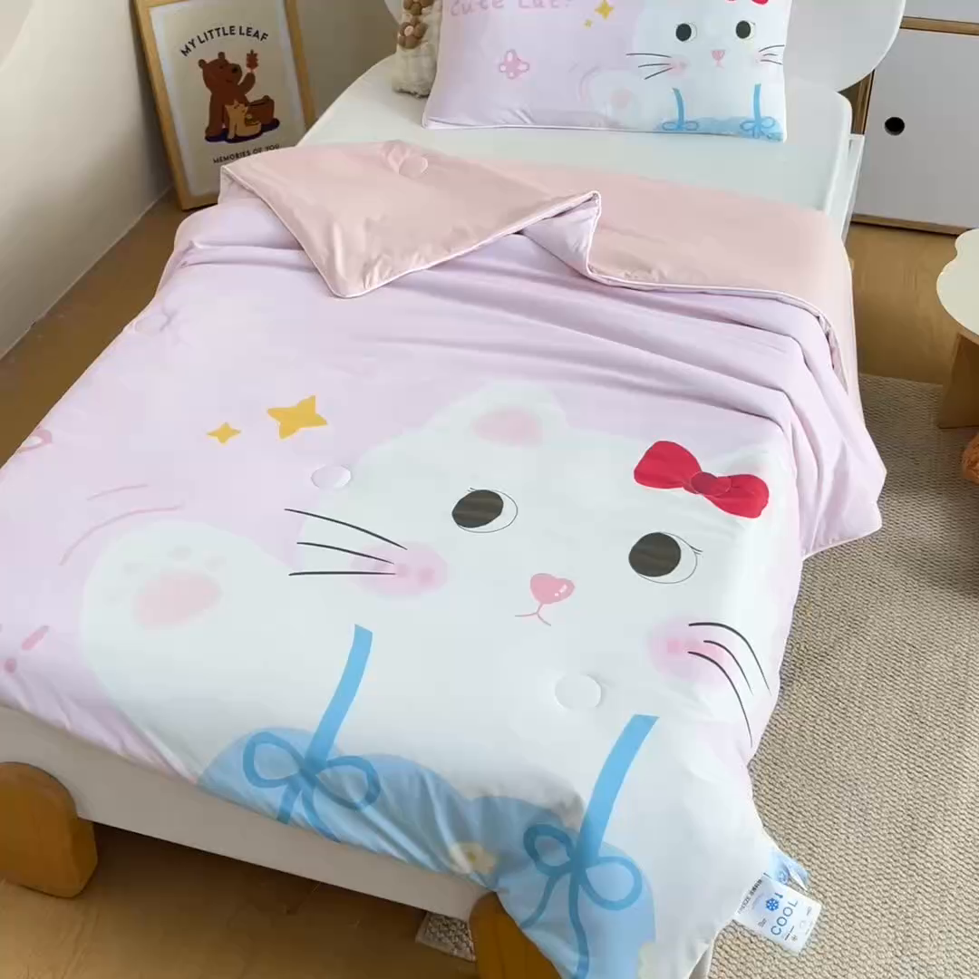 91家纺网 家纺一手货源 找家纺 御棉坊2026新款A类锦氨数码印花大版蚕丝儿童夏凉被幼儿园午睡被宝宝夏季空调被薄被子 美美猫