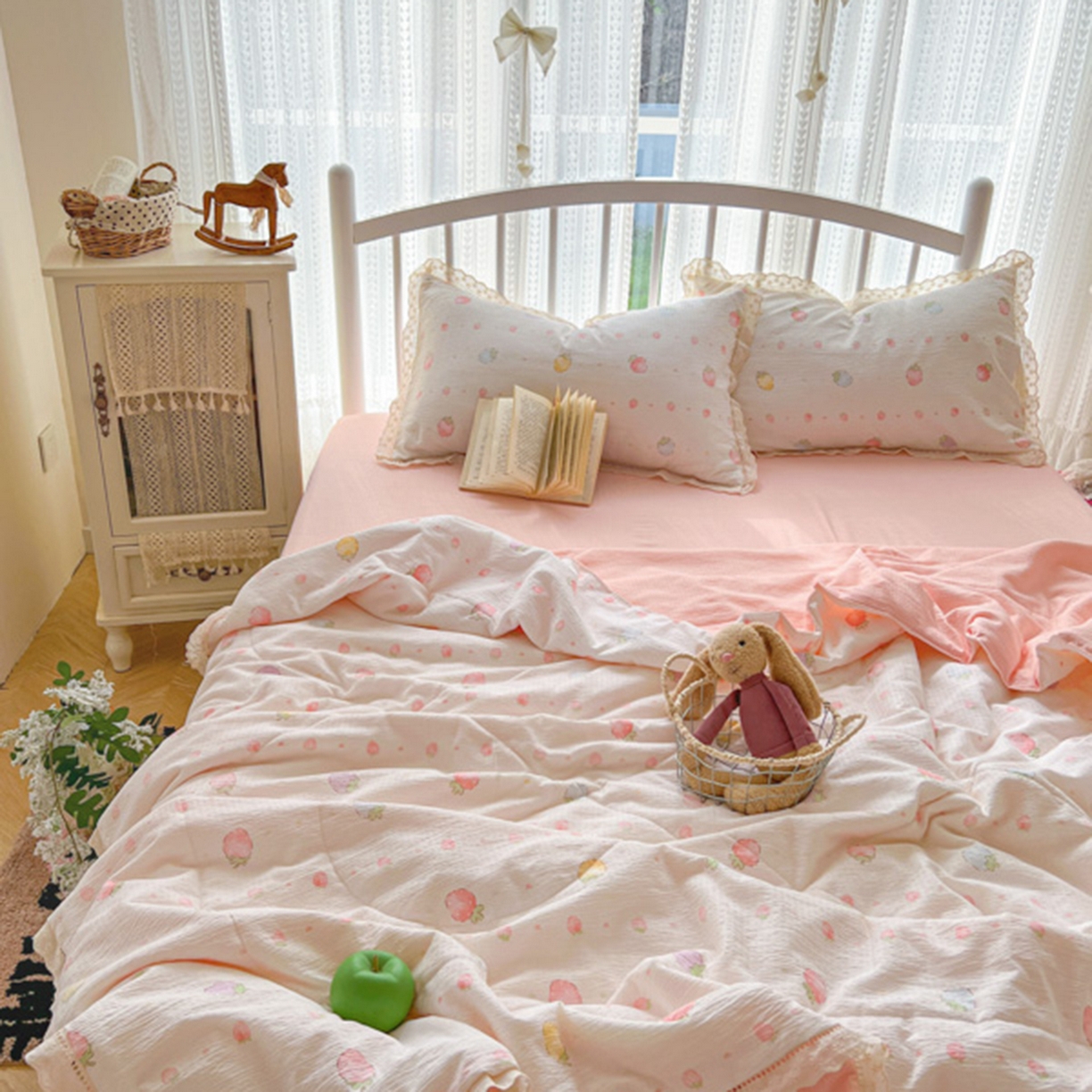 91家纺网 家纺一手货源 找家纺 港岛妹妹 2026新款镂空花边夏被 夏被四件套 草莓果园