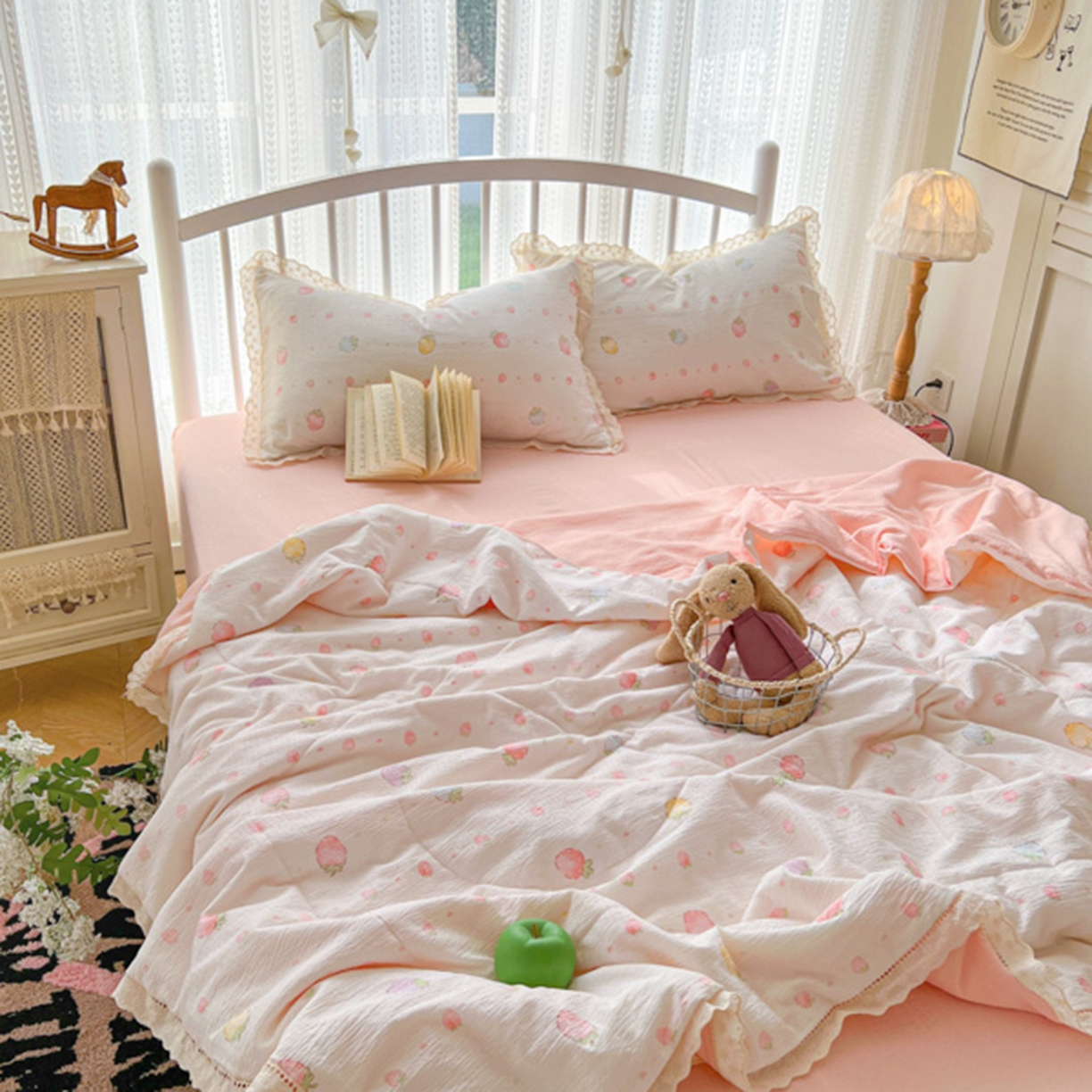 91家纺网 家纺一手货源 找家纺 港岛妹妹 2026新款镂空花边夏被 夏被四件套 草莓果园