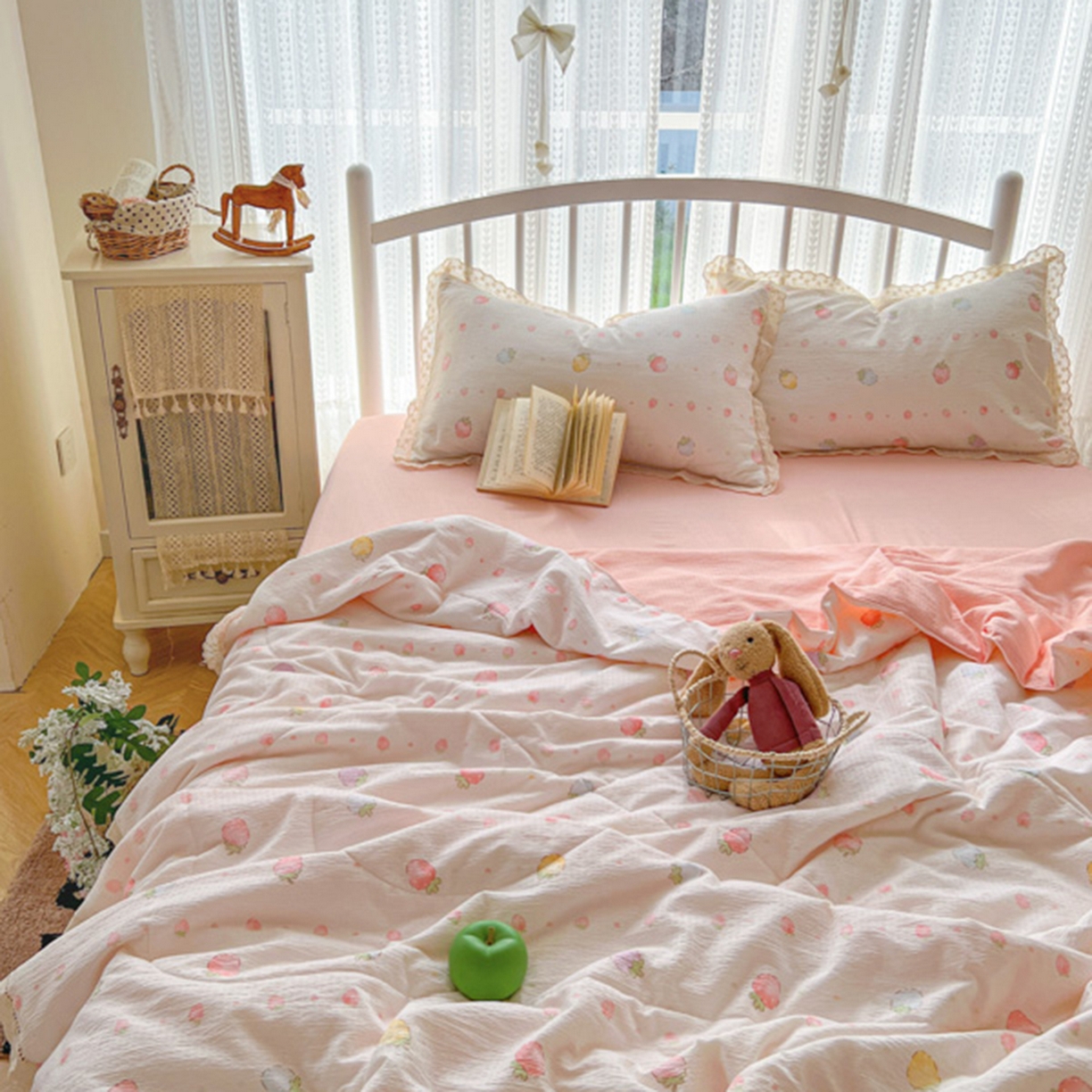 91家纺网 家纺一手货源 找家纺 港岛妹妹 2026新款镂空花边夏被 夏被四件套 草莓果园