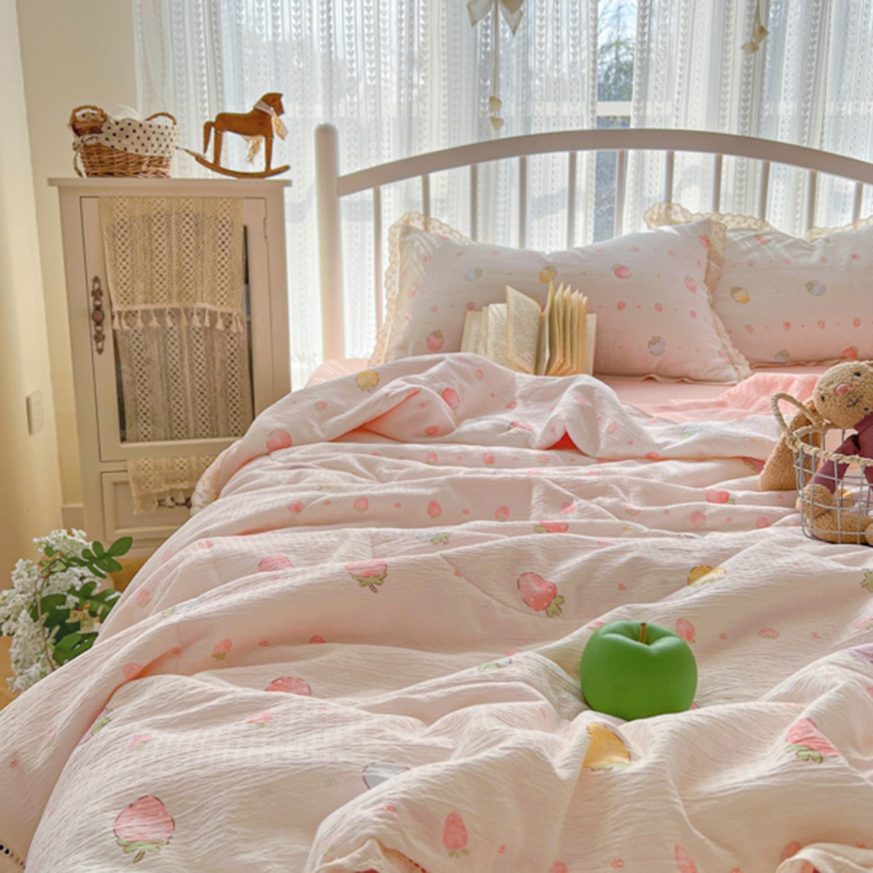 91家纺网 家纺一手货源 找家纺 港岛妹妹 2026新款镂空花边夏被 夏被四件套 草莓果园