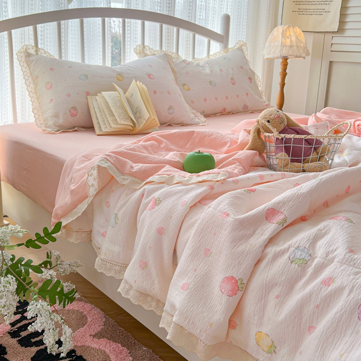 91家纺网 家纺一手货源 找家纺 港岛妹妹 2026新款镂空花边夏被 夏被四件套 草莓果园