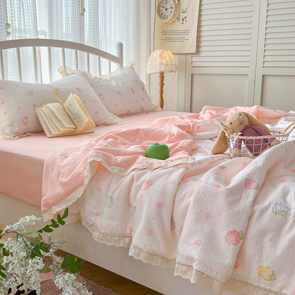 91家纺网 家纺一手货源 找家纺 港岛妹妹 2026新款镂空花边夏被 夏被四件套 草莓果园