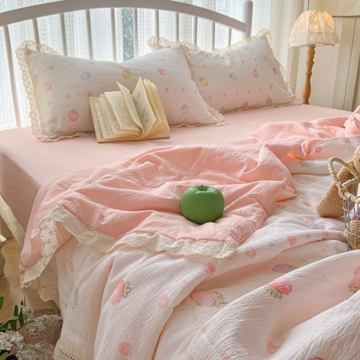 91家纺网 家纺一手货源 找家纺 港岛妹妹 2026新款镂空花边夏被 夏被四件套 草莓果园